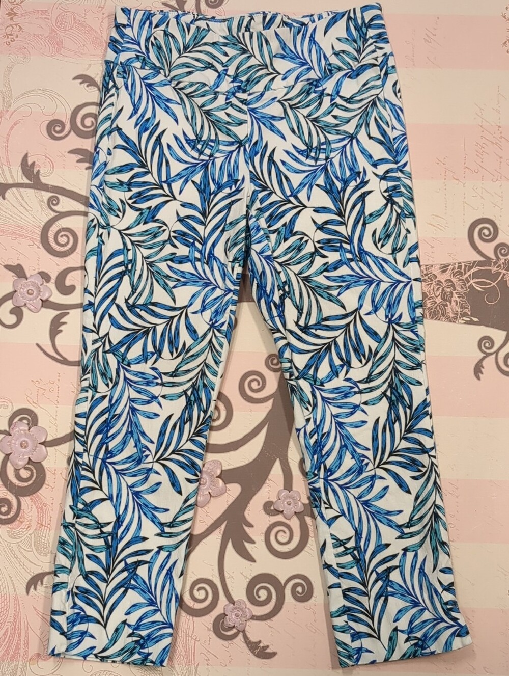 Roz & Ali White Capris with Blue Leaf Print